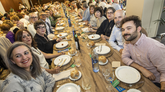 Carballo volvió a demostrar su solidaridad en la la comida de la mesa local de la Asociación Española de Lucha contra el Cáncer