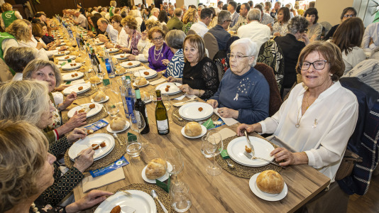 Carballo volvió a demostrar su solidaridad en la la comida de la mesa local de la Asociación Española de Lucha contra el Cáncer