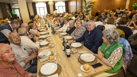 Carballo volvió a demostrar su solidaridad en la la comida de la mesa local de la Asociación Española de Lucha contra el Cáncer