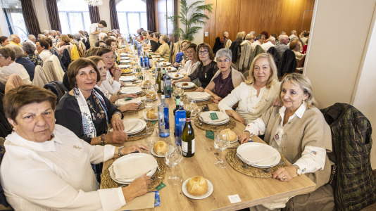 Carballo volvió a demostrar su solidaridad en la la comida de la mesa local de la Asociación Española de Lucha contra el Cáncer