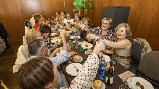 Carballo volvió a demostrar su solidaridad en la la comida de la mesa local de la Asociación Española de Lucha contra el Cáncer