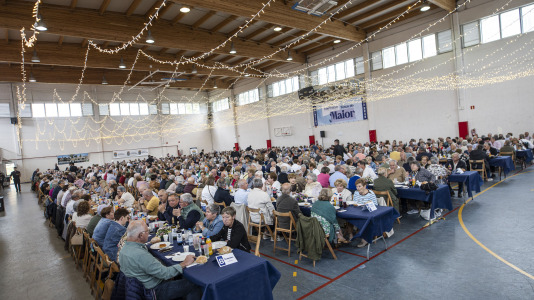 Centenares de vecinos mayores de 65 años de todas las parroquias de Ponteceso disfrutaron este sábado de la Festa dos maiores en el pabellón municipal