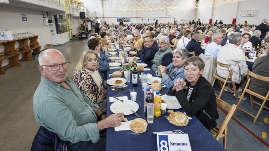 Centenares de vecinos mayores de 65 años de todas las parroquias de Ponteceso disfrutaron este sábado de la Festa dos maiores en el pabellón municipal