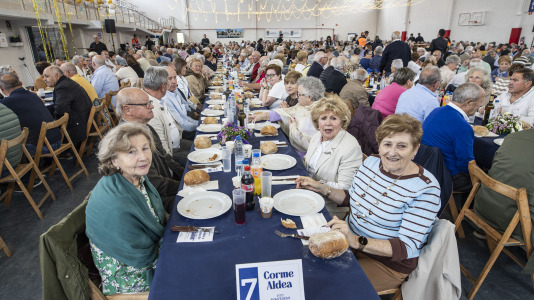 Centenares de vecinos mayores de 65 años de todas las parroquias de Ponteceso disfrutaron este sábado de la Festa dos maiores en el pabellón municipal
