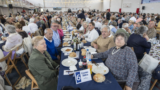 Centenares de vecinos mayores de 65 años de todas las parroquias de Ponteceso disfrutaron este sábado de la Festa dos maiores en el pabellón municipal