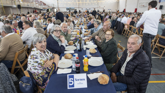 Centenares de vecinos mayores de 65 años de todas las parroquias de Ponteceso disfrutaron este sábado de la Festa dos maiores en el pabellón municipal