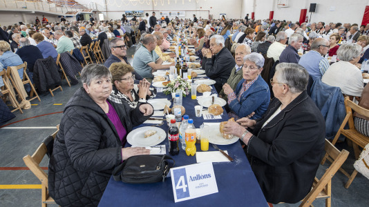 Centenares de vecinos mayores de 65 años de todas las parroquias de Ponteceso disfrutaron este sábado de la Festa dos maiores en el pabellón municipal