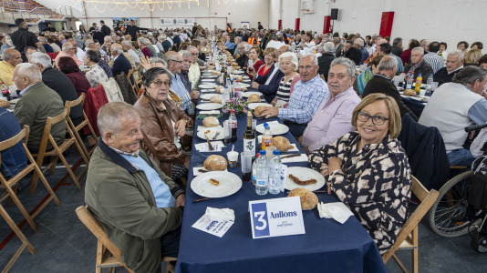 Centenares de vecinos mayores de 65 años de todas las parroquias de Ponteceso disfrutaron este sábado de la Festa dos maiores en el pabellón municipal