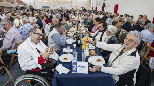 Centenares de vecinos mayores de 65 años de todas las parroquias de Ponteceso disfrutaron este sábado de la Festa dos maiores en el pabellón municipal