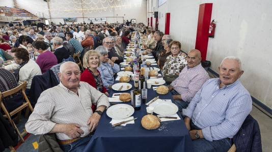 Centenares de vecinos mayores de 65 años de todas las parroquias de Ponteceso disfrutaron este sábado de la Festa dos maiores en el pabellón municipal