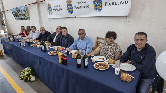 Centenares de vecinos mayores de 65 años de todas las parroquias de Ponteceso disfrutaron este sábado de la Festa dos maiores en el pabellón municipal
