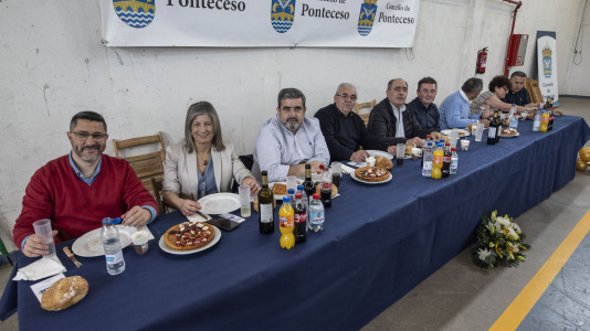 Centenares de vecinos mayores de 65 años de todas las parroquias de Ponteceso disfrutaron este sábado de la Festa dos maiores en el pabellón municipal