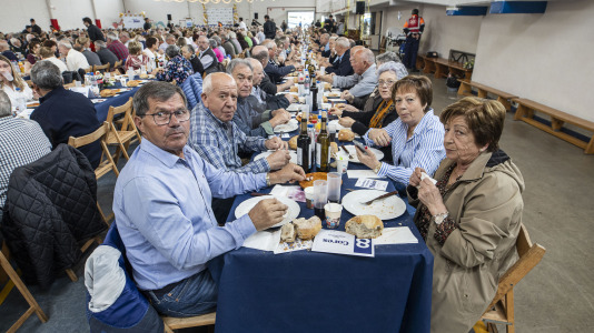 Centenares de vecinos mayores de 65 años de todas las parroquias de Ponteceso disfrutaron este sábado de la Festa dos maiores en el pabellón municipal