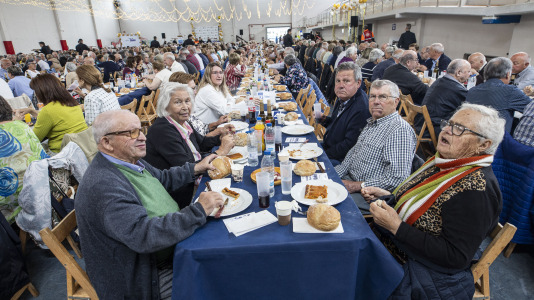 Centenares de vecinos mayores de 65 años de todas las parroquias de Ponteceso disfrutaron este sábado de la Festa dos maiores en el pabellón municipal