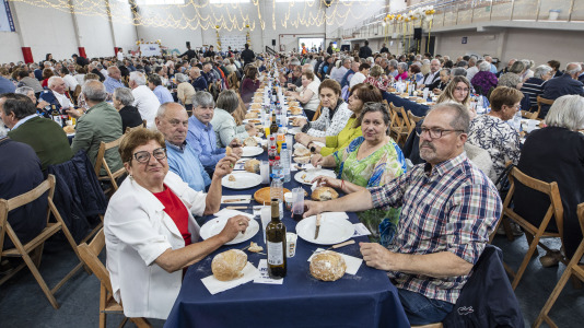 Centenares de vecinos mayores de 65 años de todas las parroquias de Ponteceso disfrutaron este sábado de la Festa dos maiores en el pabellón municipal