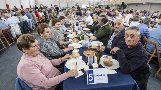 Centenares de vecinos mayores de 65 años de todas las parroquias de Ponteceso disfrutaron este sábado de la Festa dos maiores en el pabellón municipal