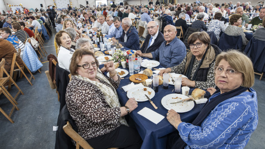 Centenares de vecinos mayores de 65 años de todas las parroquias de Ponteceso disfrutaron este sábado de la Festa dos maiores en el pabellón municipal