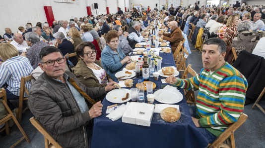 Centenares de vecinos mayores de 65 años de todas las parroquias de Ponteceso disfrutaron este sábado de la Festa dos maiores en el pabellón municipal