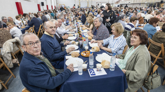 Centenares de vecinos mayores de 65 años de todas las parroquias de Ponteceso disfrutaron este sábado de la Festa dos maiores en el pabellón municipal
