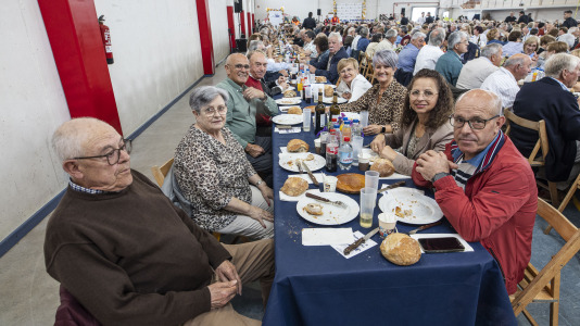 Centenares de vecinos mayores de 65 años de todas las parroquias de Ponteceso disfrutaron este sábado de la Festa dos maiores en el pabellón municipal