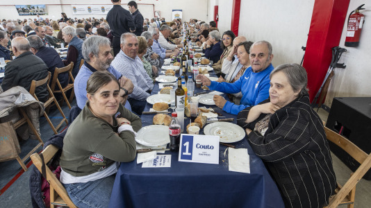 Centenares de vecinos mayores de 65 años de todas las parroquias de Ponteceso disfrutaron este sábado de la Festa dos maiores en el pabellón municipal
