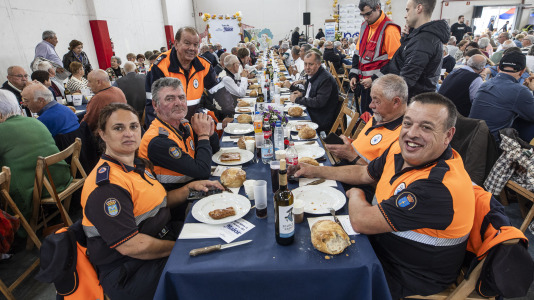Centenares de vecinos mayores de 65 años de todas las parroquias de Ponteceso disfrutaron este sábado de la Festa dos maiores en el pabellón municipal
