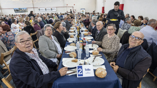 Centenares de vecinos mayores de 65 años de todas las parroquias de Ponteceso disfrutaron este sábado de la Festa dos maiores en el pabellón municipal