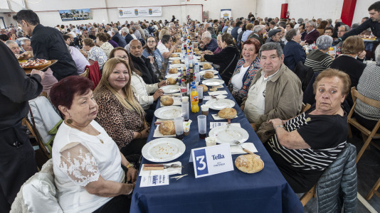 Centenares de vecinos mayores de 65 años de todas las parroquias de Ponteceso disfrutaron este sábado de la Festa dos maiores en el pabellón municipal