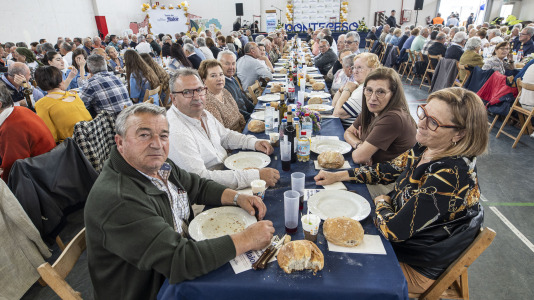 Centenares de vecinos mayores de 65 años de todas las parroquias de Ponteceso disfrutaron este sábado de la Festa dos maiores en el pabellón municipal