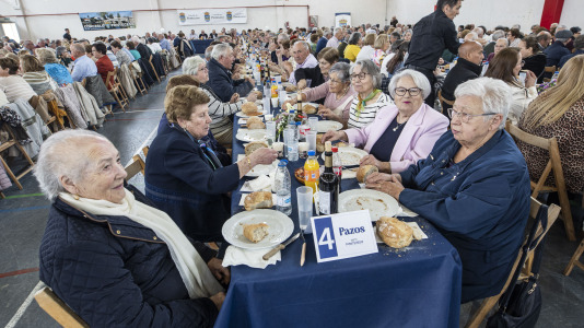 Centenares de vecinos mayores de 65 años de todas las parroquias de Ponteceso disfrutaron este sábado de la Festa dos maiores en el pabellón municipal