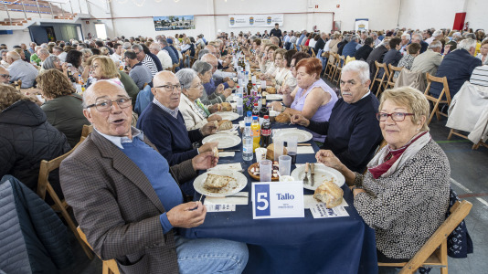 Centenares de vecinos mayores de 65 años de todas las parroquias de Ponteceso disfrutaron este sábado de la Festa dos maiores en el pabellón municipal