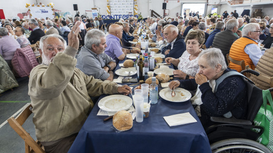 Centenares de vecinos mayores de 65 años de todas las parroquias de Ponteceso disfrutaron este sábado de la Festa dos maiores en el pabellón municipal