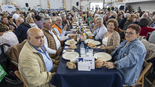 Centenares de vecinos mayores de 65 años de todas las parroquias de Ponteceso disfrutaron este sábado de la Festa dos maiores en el pabellón municipal