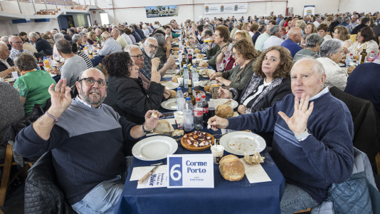 Centenares de vecinos mayores de 65 años de todas las parroquias de Ponteceso disfrutaron este sábado de la Festa dos maiores en el pabellón municipal