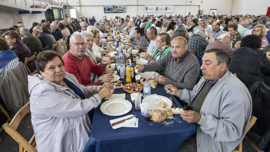 Centenares de vecinos mayores de 65 años de todas las parroquias de Ponteceso disfrutaron este sábado de la Festa dos maiores en el pabellón municipal