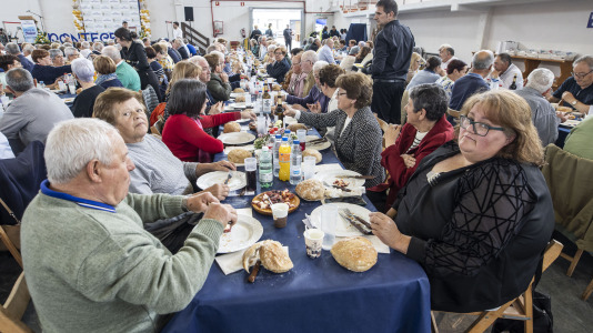 Centenares de vecinos mayores de 65 años de todas las parroquias de Ponteceso disfrutaron este sábado de la Festa dos maiores en el pabellón municipal