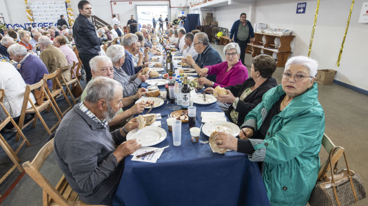 Centenares de vecinos mayores de 65 años de todas las parroquias de Ponteceso disfrutaron este sábado de la Festa dos maiores en el pabellón municipal