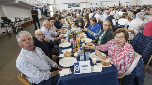 Centenares de vecinos mayores de 65 años de todas las parroquias de Ponteceso disfrutaron este sábado de la Festa dos maiores en el pabellón municipal