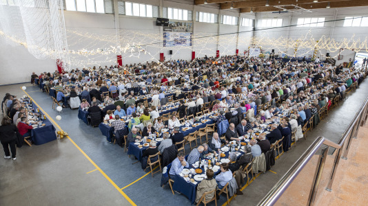 Centenares de vecinos mayores de 65 años de todas las parroquias de Ponteceso disfrutaron este sábado de la Festa dos maiores en el pabellón municipal