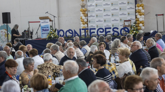 Centenares de vecinos mayores de 65 años de todas las parroquias de Ponteceso disfrutaron este sábado de la Festa dos maiores en el pabellón municipal