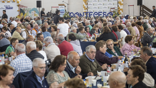 Centenares de vecinos mayores de 65 años de todas las parroquias de Ponteceso disfrutaron este sábado de la Festa dos maiores en el pabellón municipal
