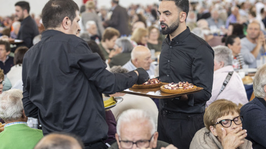 Centenares de vecinos mayores de 65 años de todas las parroquias de Ponteceso disfrutaron este sábado de la Festa dos maiores en el pabellón municipal