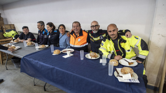 Centenares de vecinos mayores de 65 años de todas las parroquias de Ponteceso disfrutaron este sábado de la Festa dos maiores en el pabellón municipal