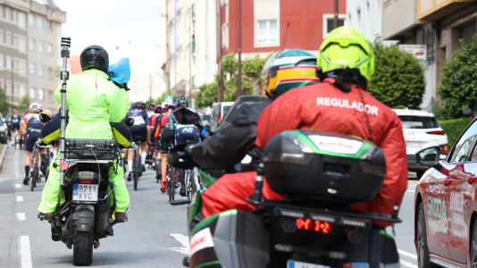 La tercera etapa de La Vuelta femenina pasó esta tarde por Carballo dejando imágenes espectaculares