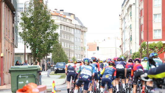 La tercera etapa de La Vuelta femenina pasó esta tarde por Carballo dejando imágenes espectaculares