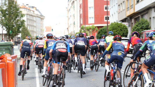 La tercera etapa de La Vuelta femenina pasó esta tarde por Carballo dejando imágenes espectaculares