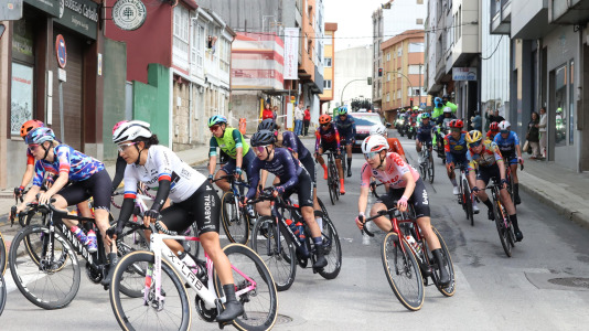 La tercera etapa de La Vuelta femenina pasó esta tarde por Carballo dejando imágenes espectaculares