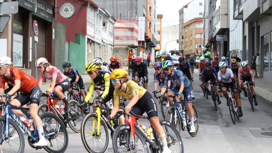 La tercera etapa de La Vuelta femenina pasó esta tarde por Carballo dejando imágenes espectaculares