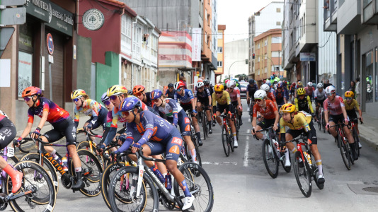La tercera etapa de La Vuelta femenina pasó esta tarde por Carballo dejando imágenes espectaculares