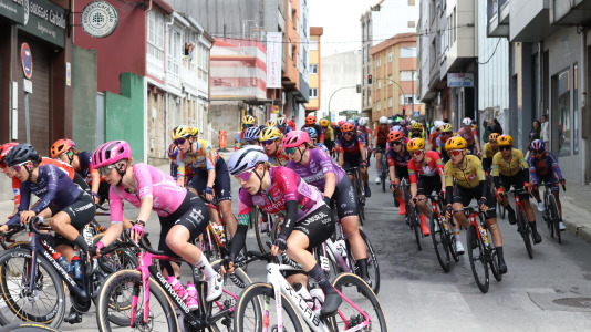 La tercera etapa de La Vuelta femenina pasó esta tarde por Carballo dejando imágenes espectaculares